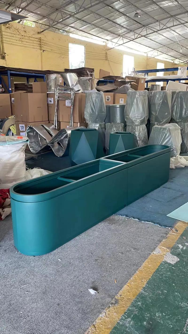 铁艺花箱设计趋势：打造美观与实用兼具的城市景观点